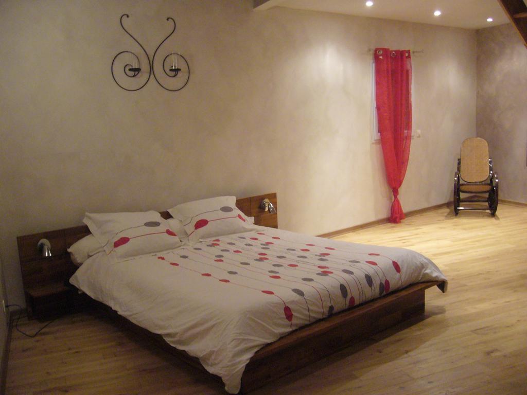 Bed and Breakfast Le Jardin Ombrage Saint-Paul-d'Izeaux Екстер'єр фото